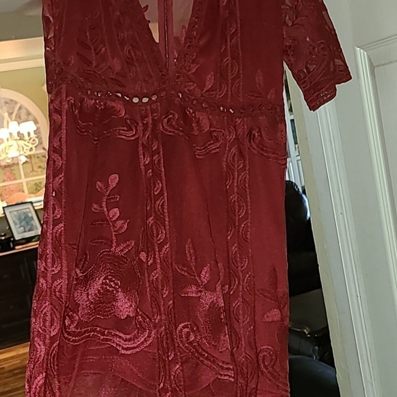 E'leter lace overlay romper midi length. Lovely burgundy in color sz Small(#595) - Picture 9 of 17